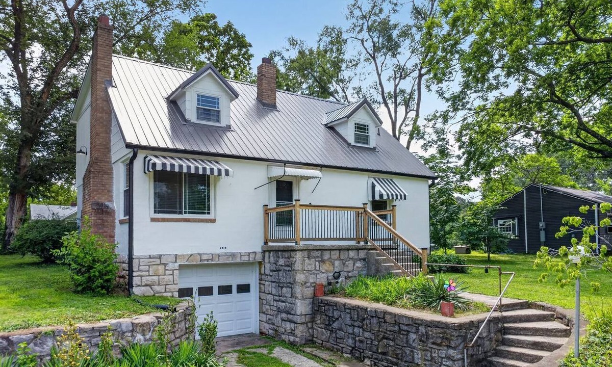 Waldron House | Cozy Cottage with Vintage Charm