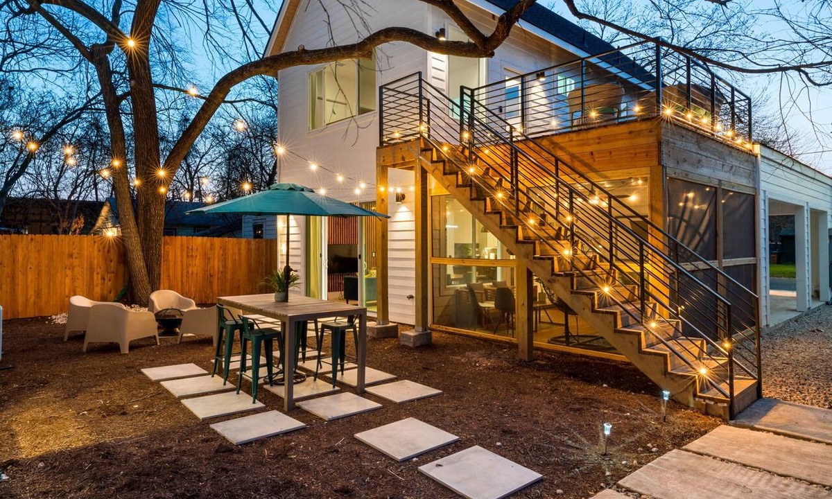 Govalle House | Cozy Deck Fire Pit EV Charger Outdoor Dining