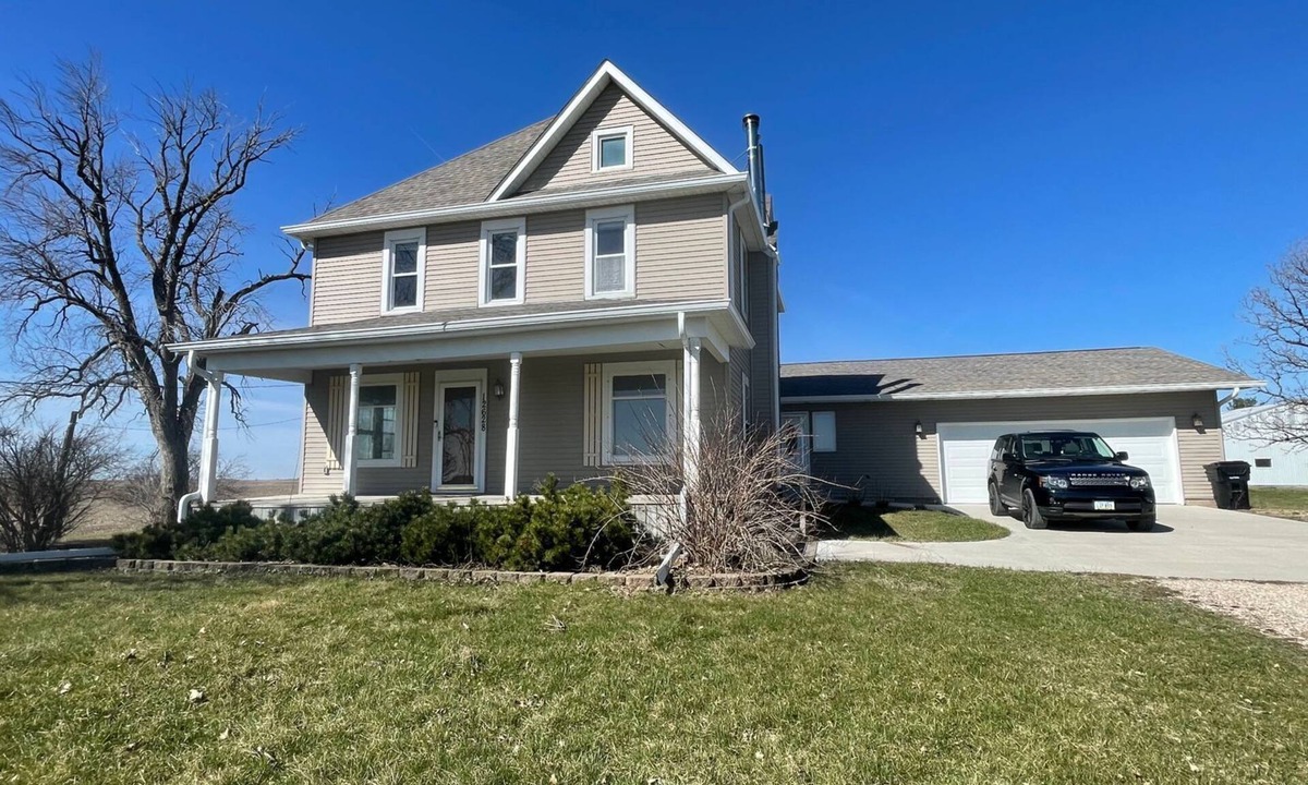 Washburn House | Cozy Farmhouse Getaway 10 min from Lost Island and Casino