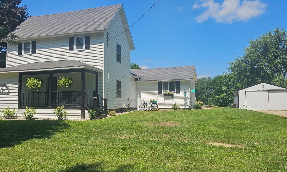 Cloverdale House | Cozy Farmhouse w/short walk to a private lake