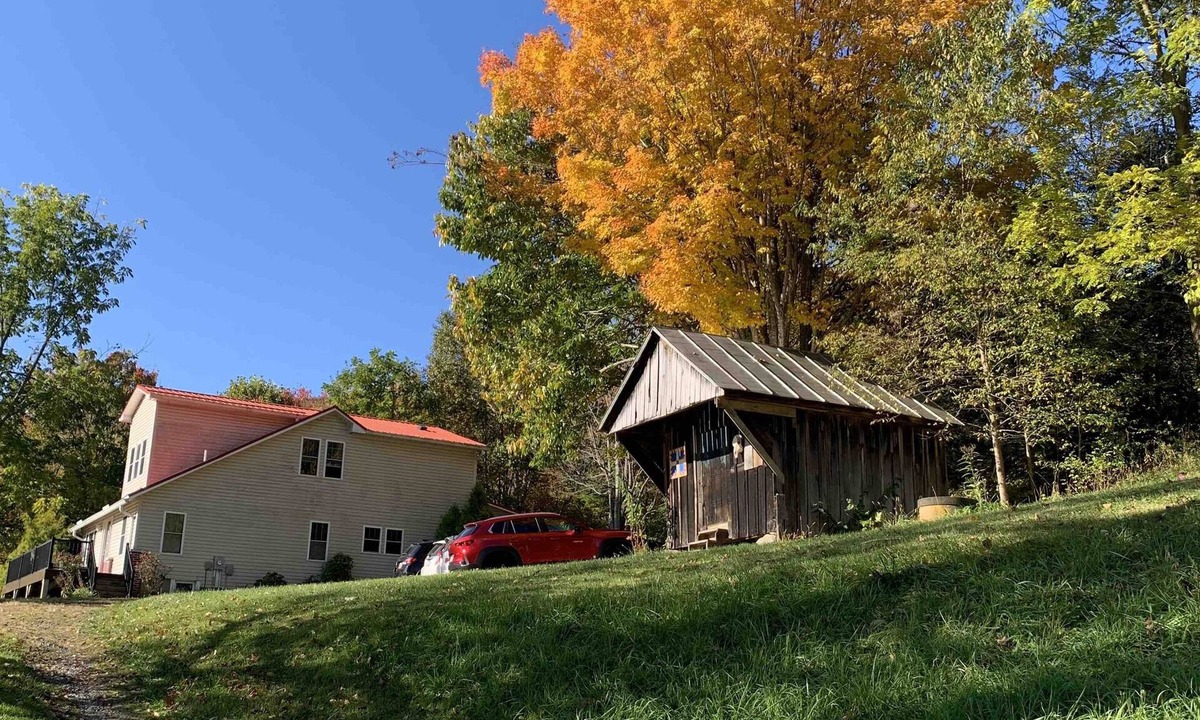 Lansing House | Cozy farmhouse with jacuzzi 10 min from Lansing, NC and Grayson Highlands