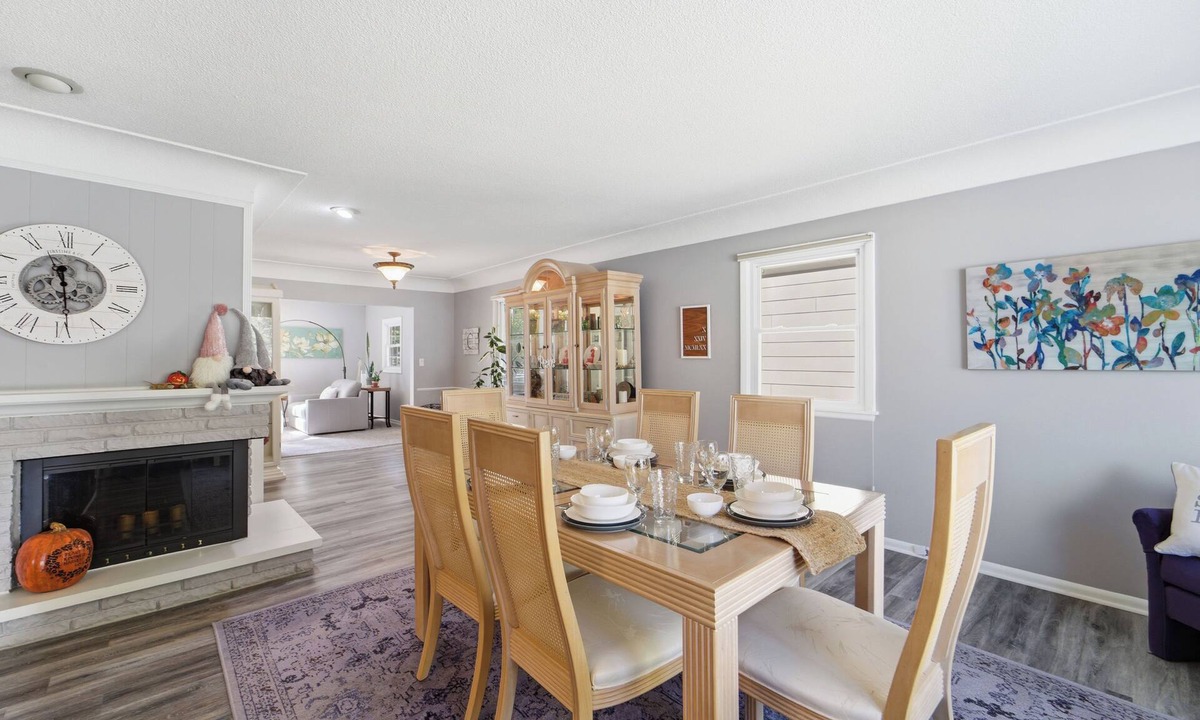 Windsor Heights House | Cozy Heights Retreat | Baker's Kitchen & Sleeps 10