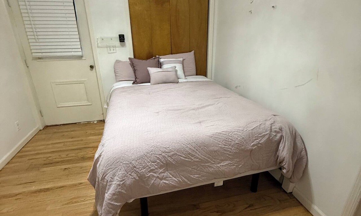 Gravesend Apartment | Cozy Hideaway You'll Never Want to Leave Plus Tempurpedic Massage bed