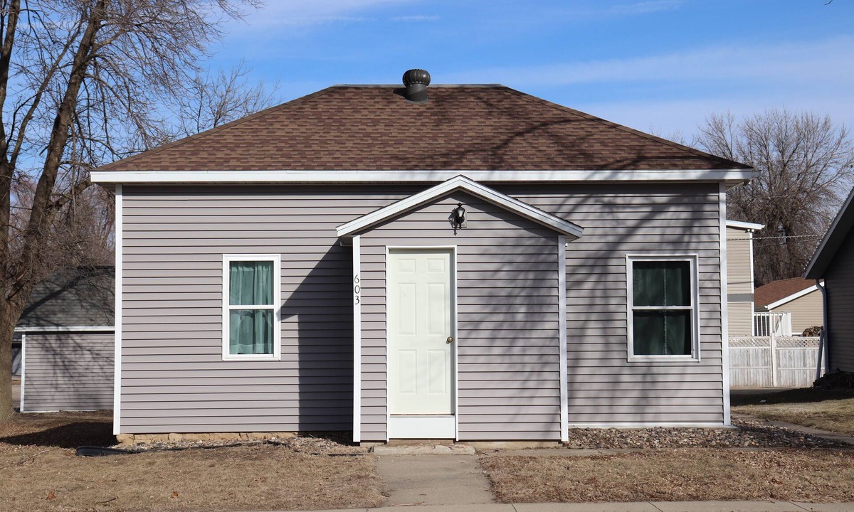 Hull House | Cozy Home for 4 with 3 Beds
