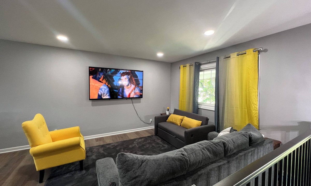Rockford House | Cozy home in Rockford Sleeps 8
