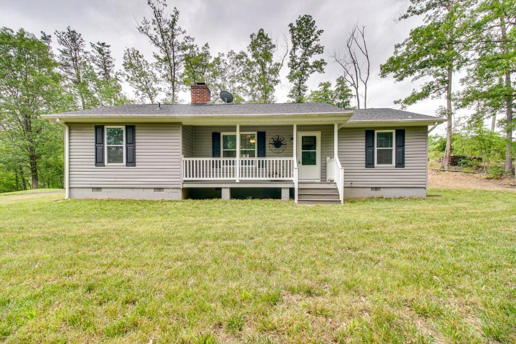 Star Tannery House | Cozy Home in Star Tannery w/Private Backyard!