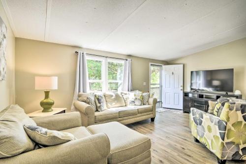 Olivia House | Cozy House w/Huge Yard ~ 16 Mi to Fort Bragg