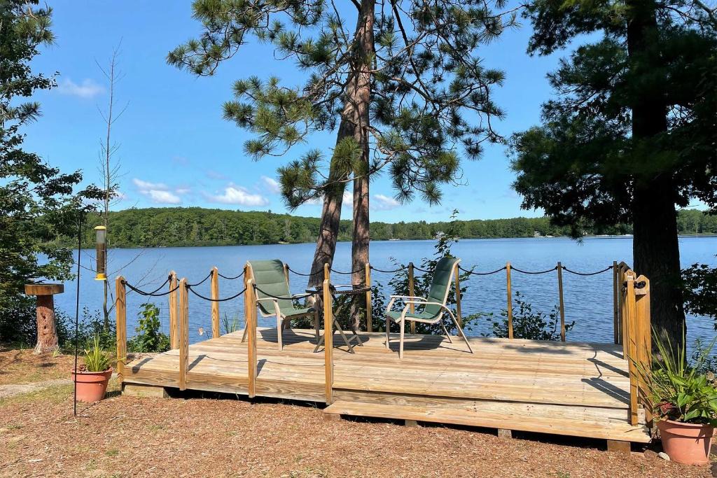 Interlochen House | Cozy Interlochen Cabin w/Dock: 1 Mi to Bass Lake