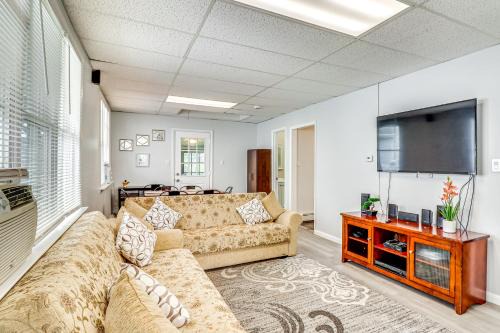 Keansburg House | Cozy Keansburg Cottage: Walk to Beach & Boardwalk!