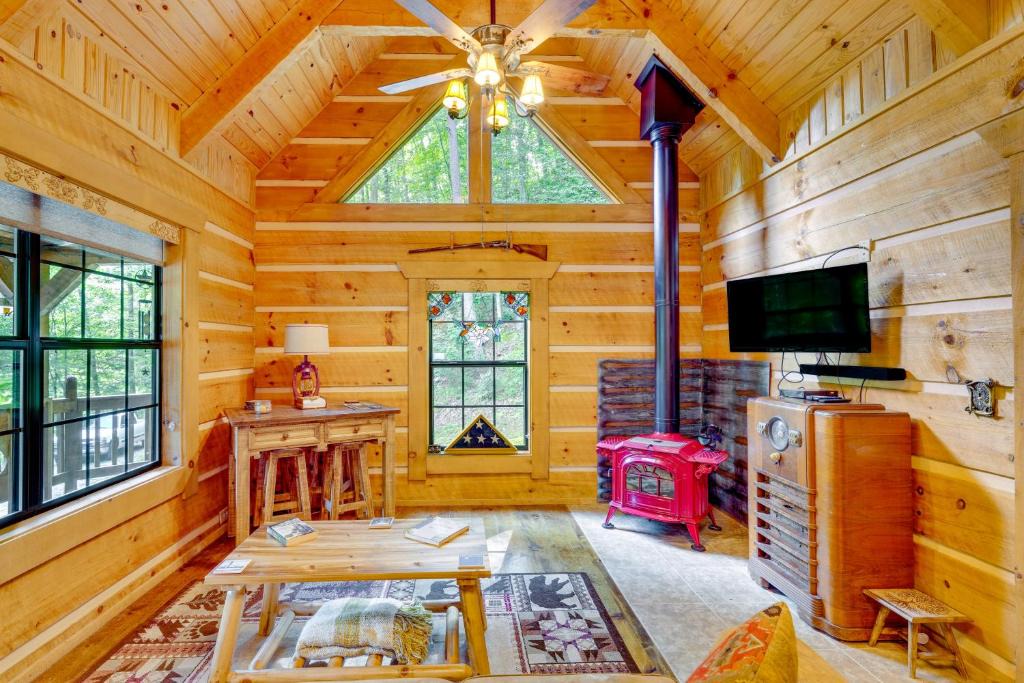 Bean Station House | Cozy Log Cabin on 11 Acres: 3 Mi to Cherokee Lake!
