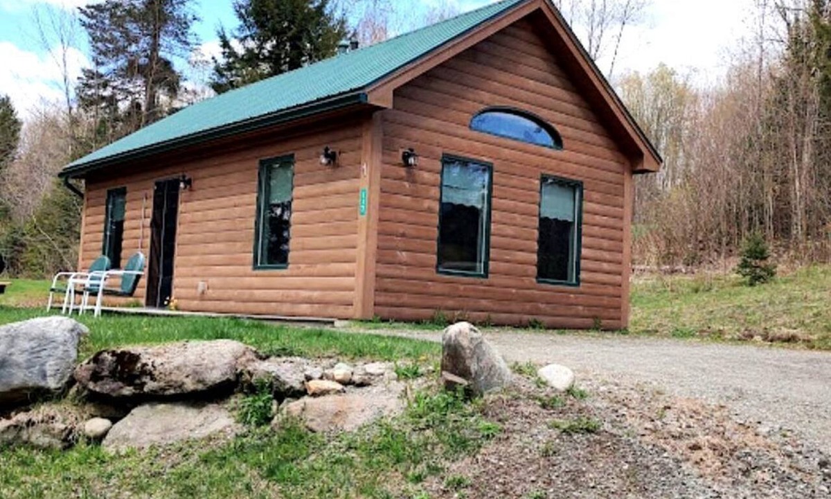 Hyde Park Cabin | Cozy Log Cabin Rental near Smugglers Notch State Park in Vermont