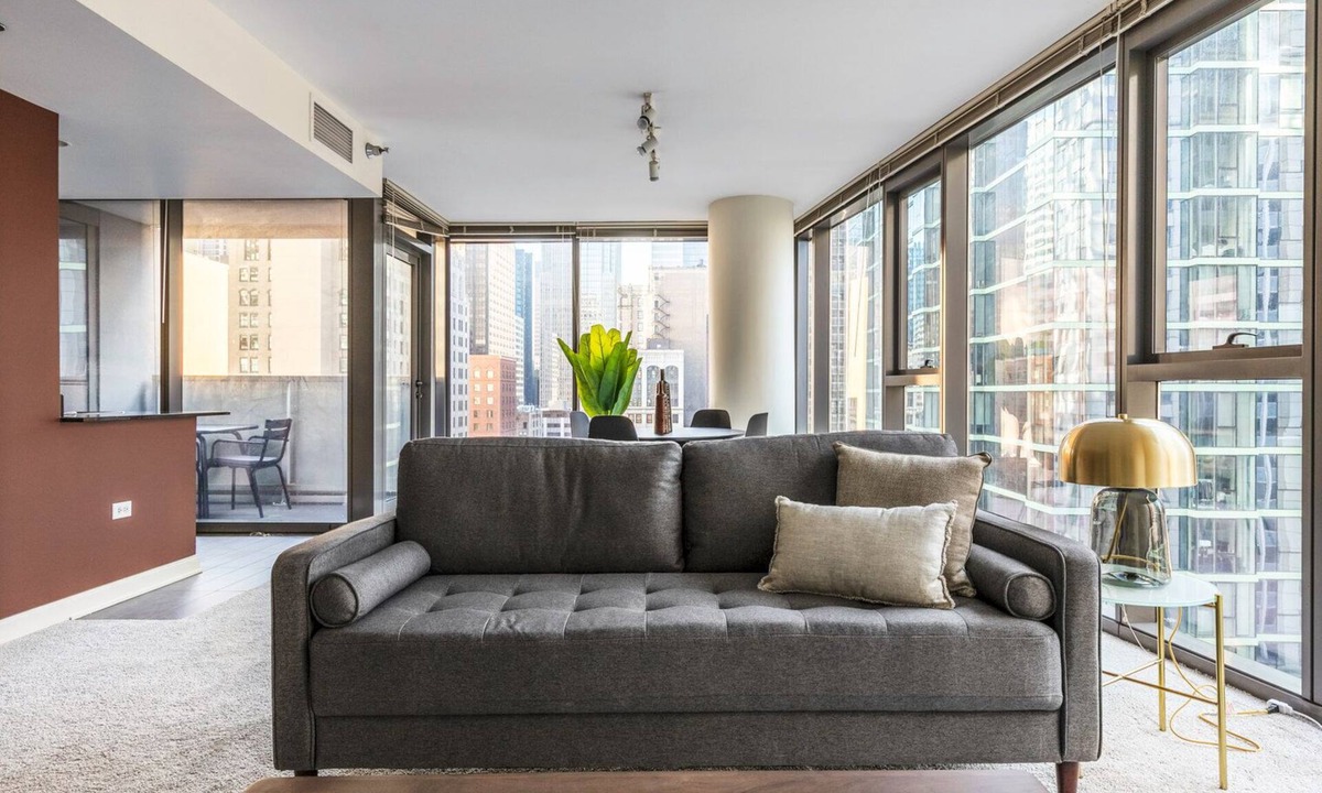 Downtown Chicago Apartment | Cozy Loop 2BR w/Pool, Gym, nr. Financial District & L, by Blueground