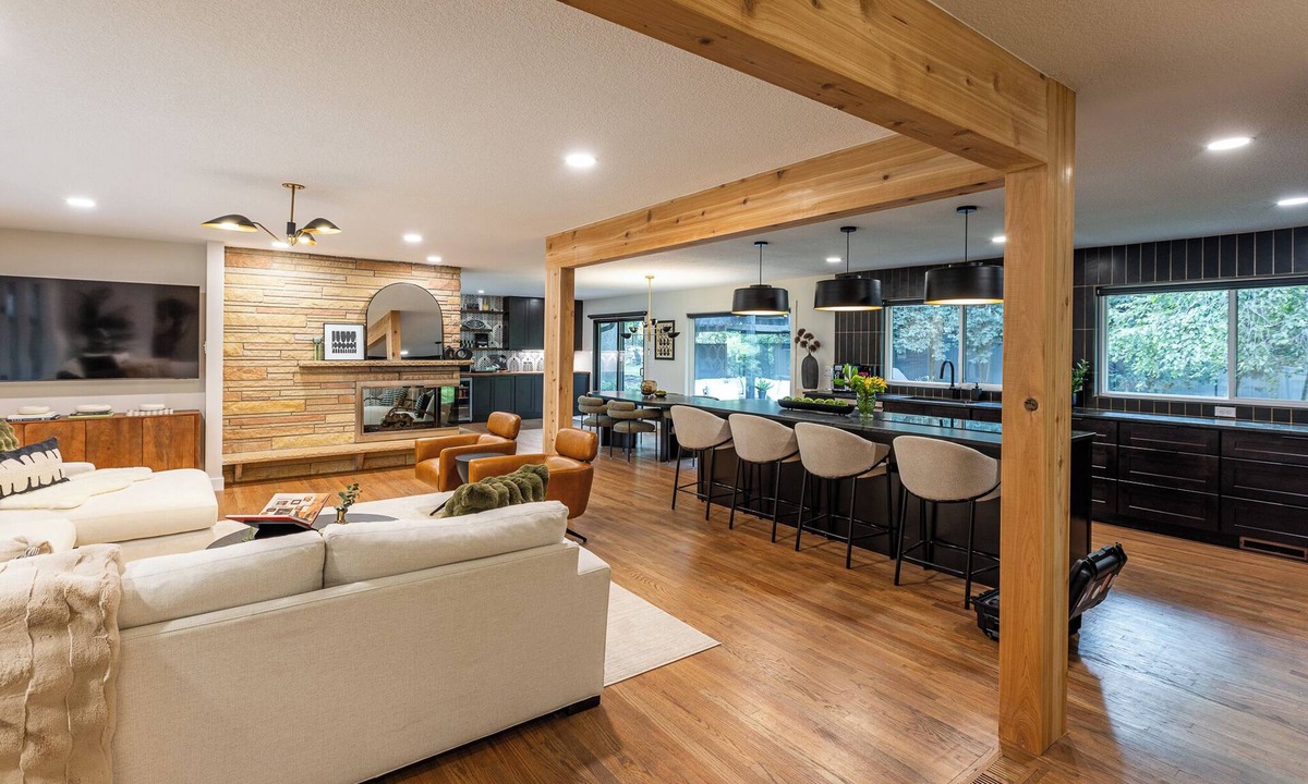 West Bloomington House | Cozy Luxe 4 Bedroom Home: Fireplace, Gym, Office, Fire Pit