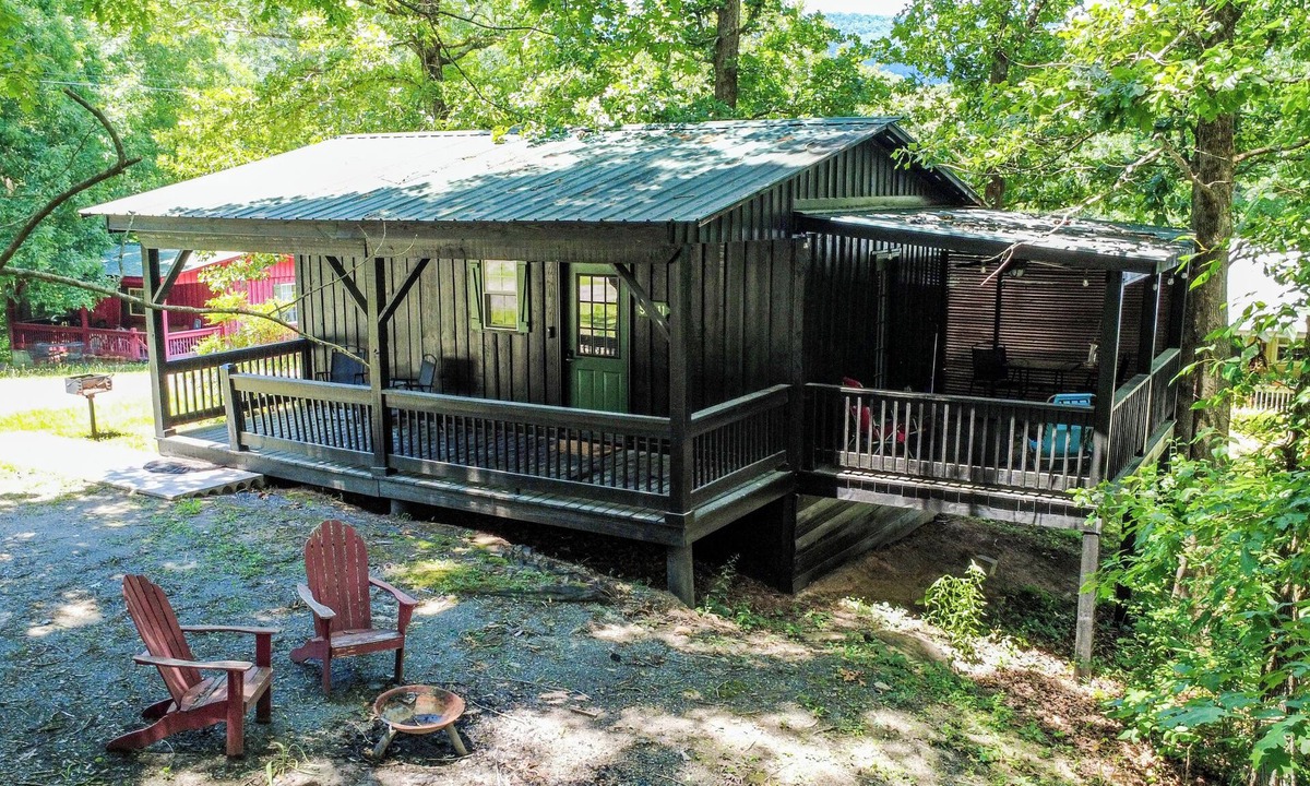 Rising Fawn Cabin | Cozy, Modern Black Cabin Retreat - Mins. to Cloudland Canyon & Lookout Mountain