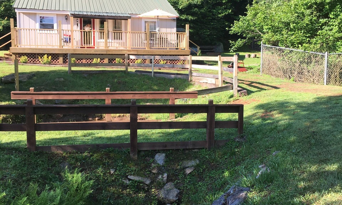 Saluda Cabin | Cozy Mountain Cabin and Barn Get Away
