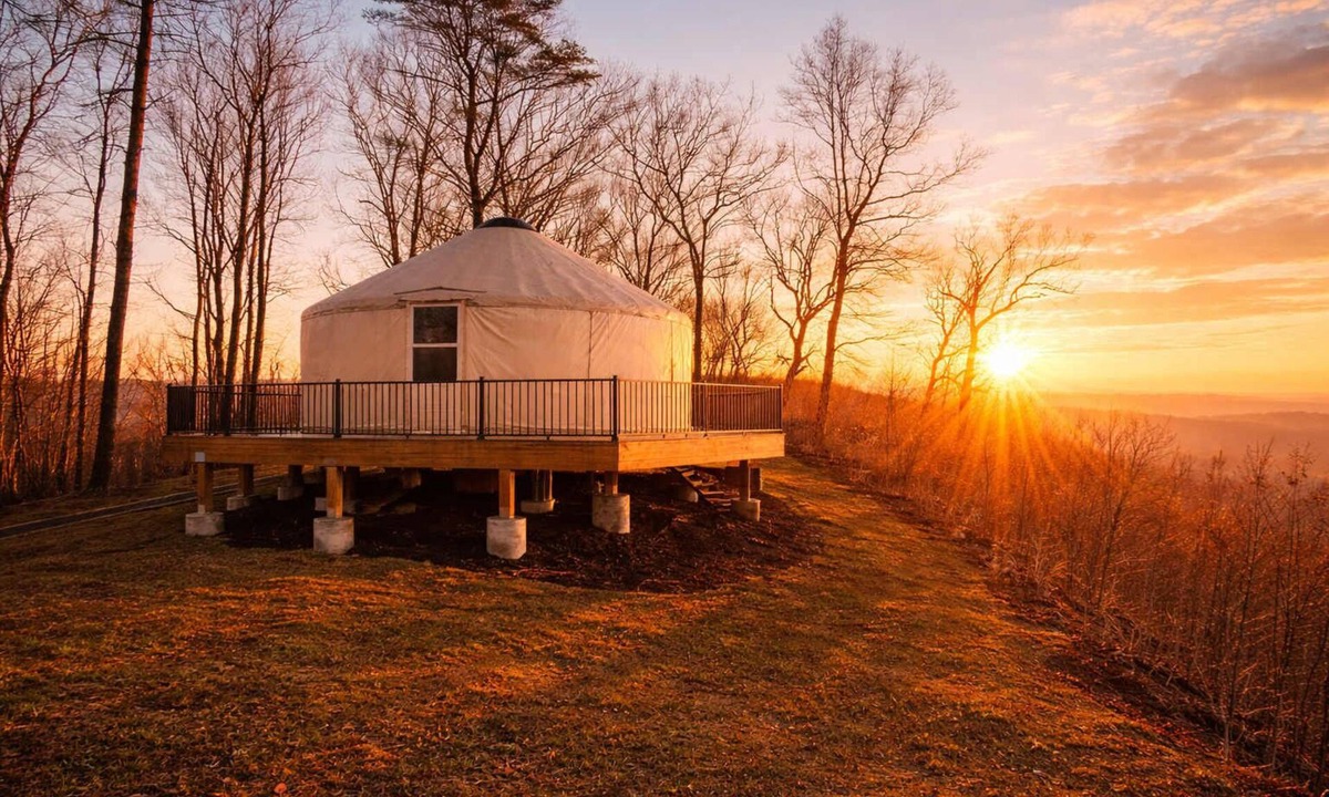 Rising Fawn House | Cozy Mountaintop Glamping Yurt w/Kitchen and Bath