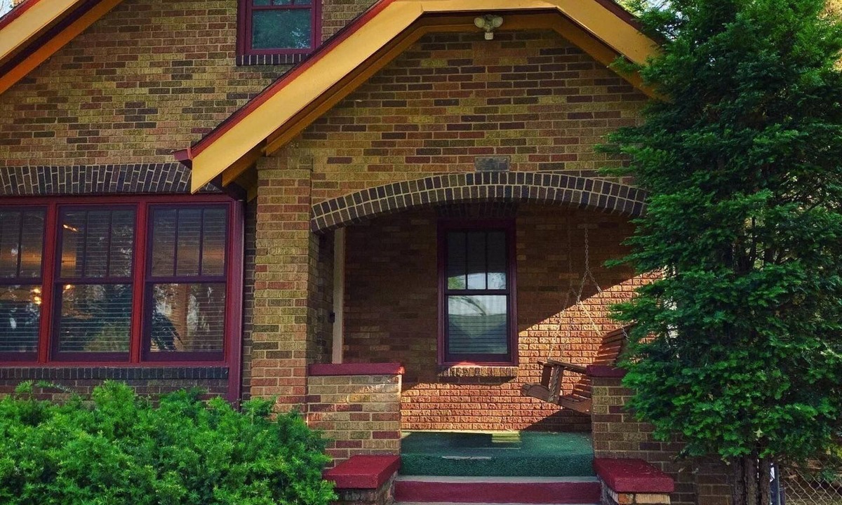 Benson House | Cozy N Clean Brick Bungalow Dundee- Best Porch Swing in the metro!