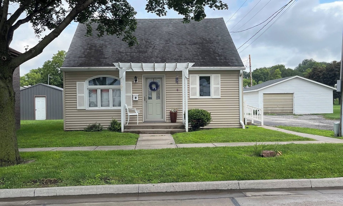 Rock Port Cottage | Cozy newly renovated cottage. Downtown in quiet neighborhood. Sleeps up to 5.