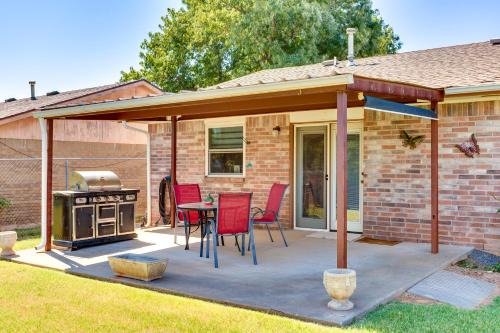 Mustang House | Cozy Oklahoma Retreat w/Covered Patio & Gas Grill
