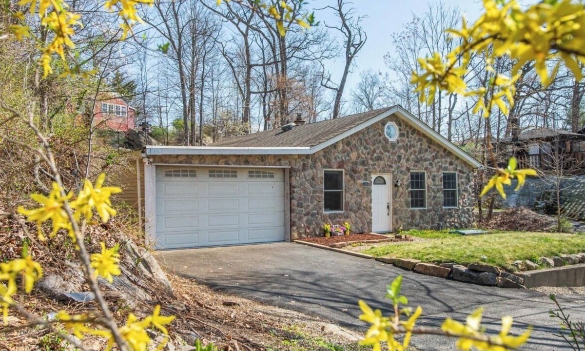 Glasser House | Cozy Ranch Steps from the Lake.