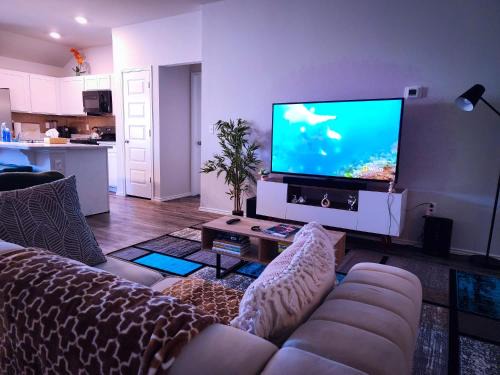 Yukon House | Cozy Room In Modern & Serene Home near Hospitals & Attractions