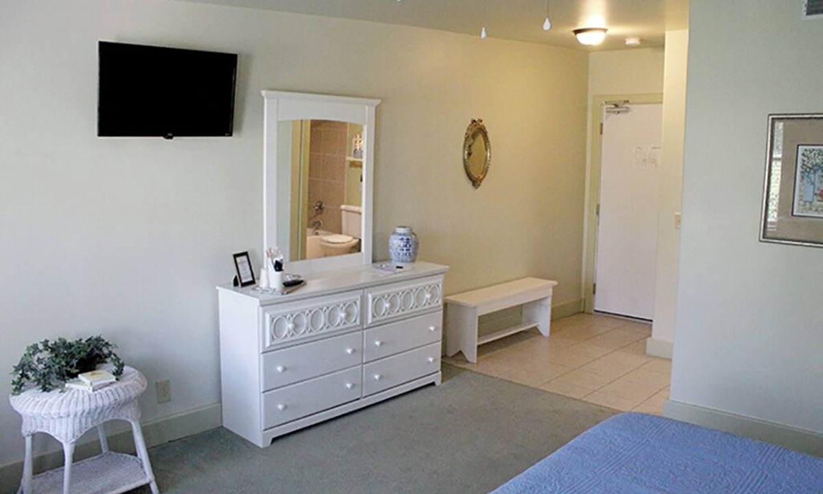 Louisiana Hotel | Cozy room located in historic downtown with a 5 minute walk to the riverfront!