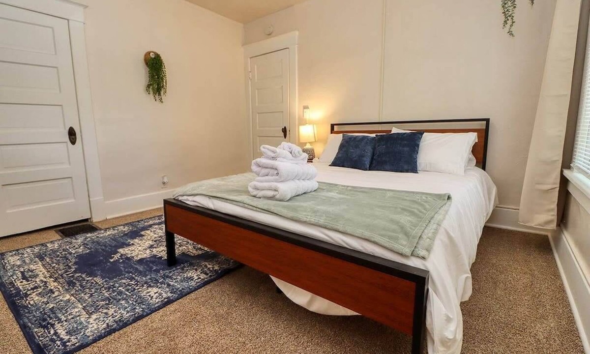 Near South House | Cozy rustic Stay- Near Downtown! 4 Queen beds, Two full size pull out beds.