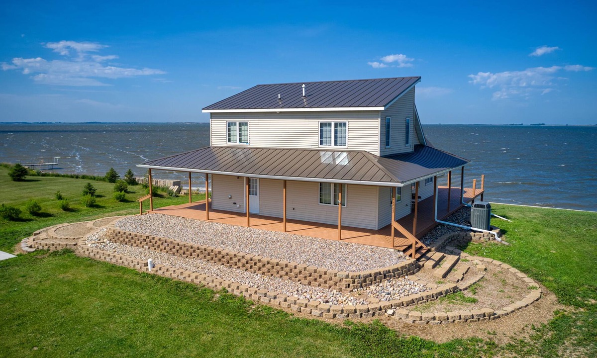 Lake Preston Cabin | Cozy & secluded private beach side home