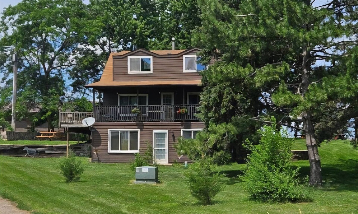 Buffalo Ridge Cabin | Cozy & Spacious 5-bedroom cabin in Chancellor just minutes from Sioux Falls.