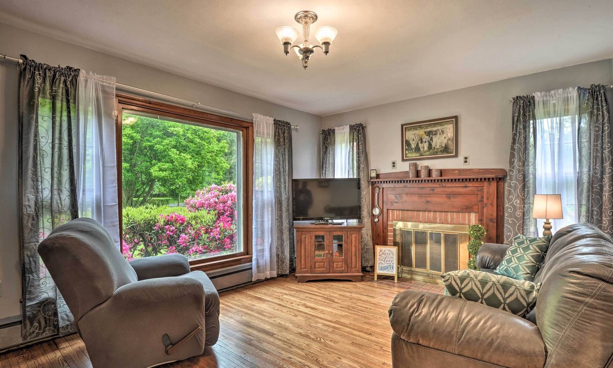 Springfield House | Cozy Springfield Family Home w/Fire Pit