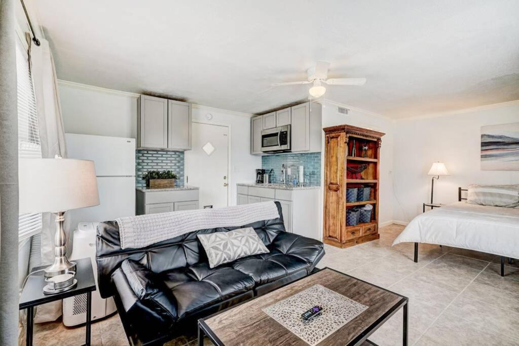 Corridor South Apartment | Cozy Studio Near Paseo Apartment - Fast WiFi