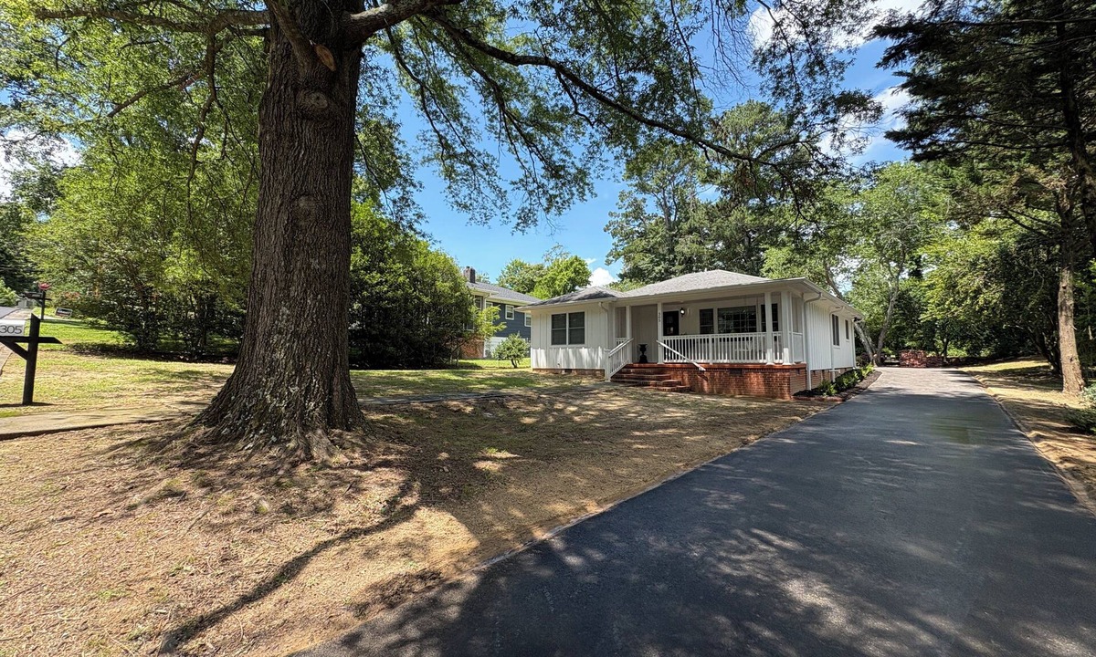 Fort Payne House | Cozy & Stylish 3 Bedroom Black and White Cottage. Perfect for Families & Groups!