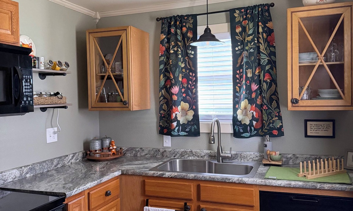 Cunningham House | Cozy up at Foxtrot Inn! Immaculate! Outdoor Grain Bin BBQ area! Dog friendly!