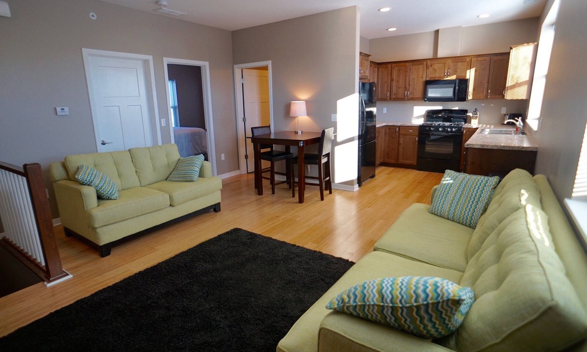 Mason City Condo | Cozy updated Condo. Close to shopping and restaurants.
