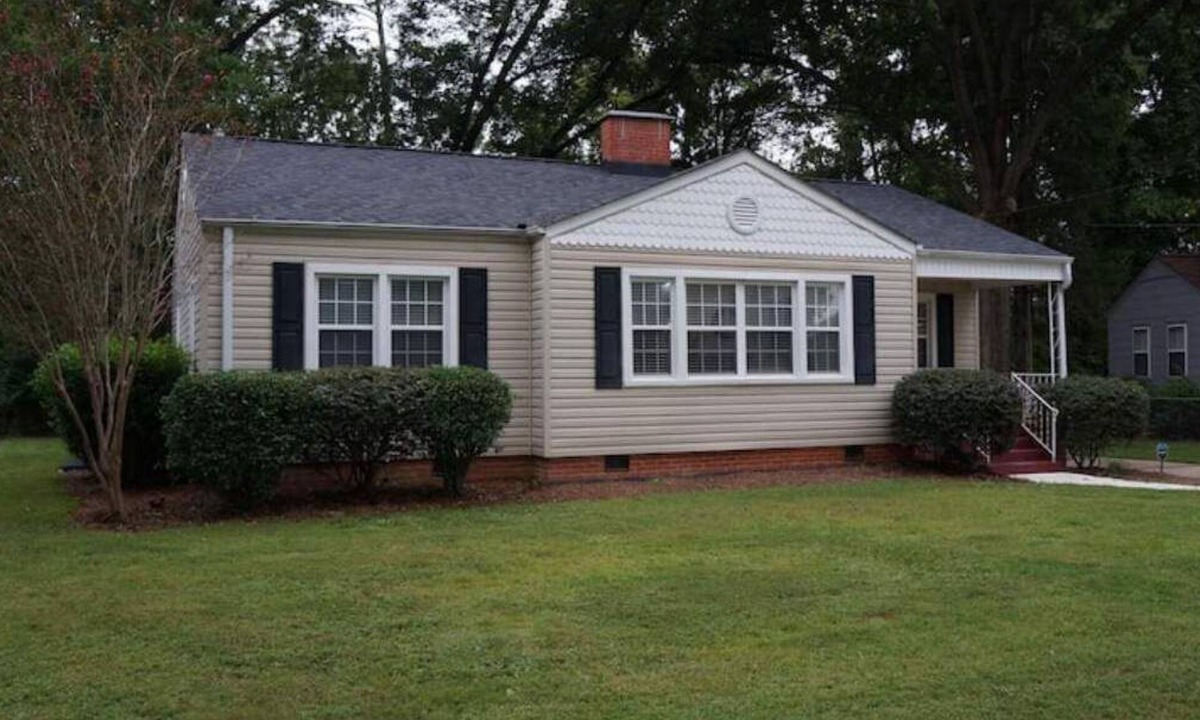 Sylacauga House | Creekside Cottage - Remodeled Mid-20th Century home in downtown Sylacauga area!