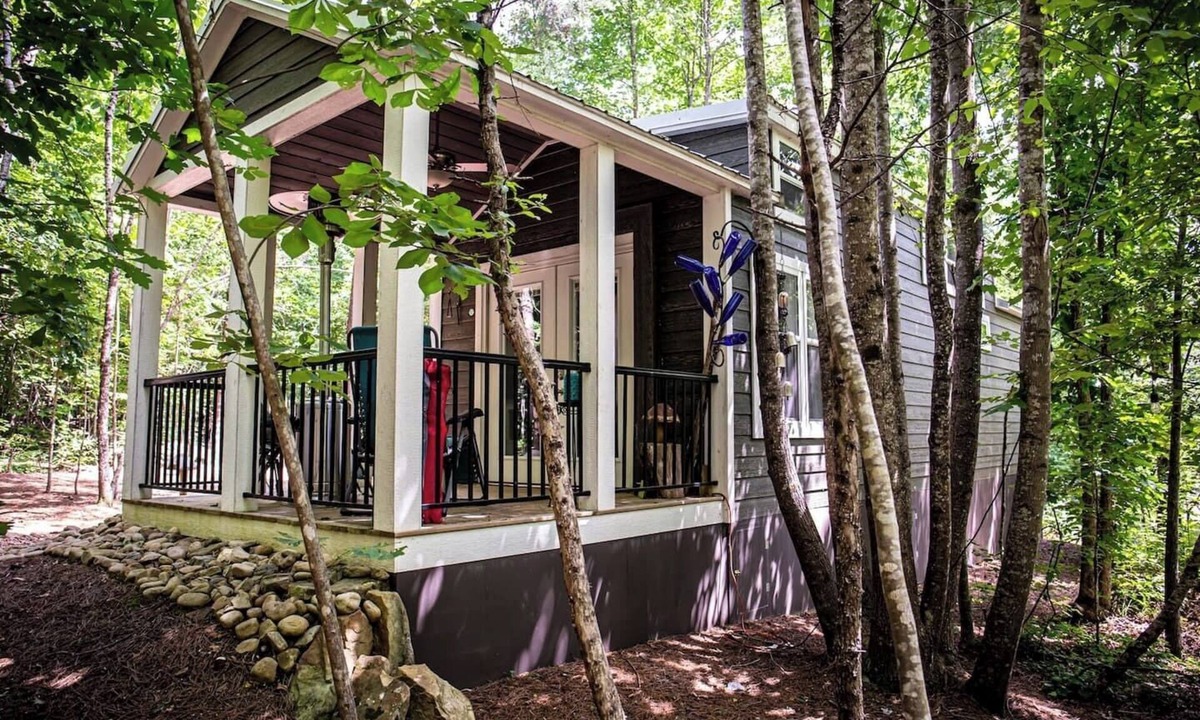 Menlo House | Creekside Cottage | River Access, Kayaks & Trails
