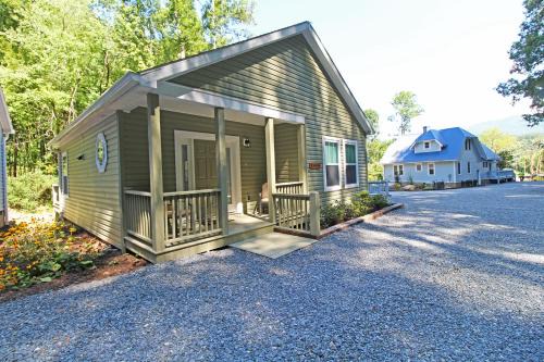 Bryson City Villa | Cuddle Cove Modern, Creekside Home right by the Heart of Bryson City
