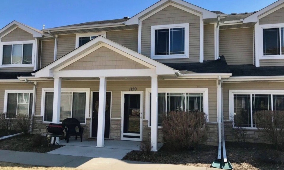 Ankeny House | Cute 2-Bedroom, 2.5-Bathroom Townhome with 1-Stall Garage Right Off of I-35