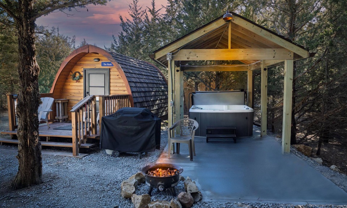 Ashland Cabin | Cute European Bungalow Cabin w/Hot Tub. 1 Double Bed