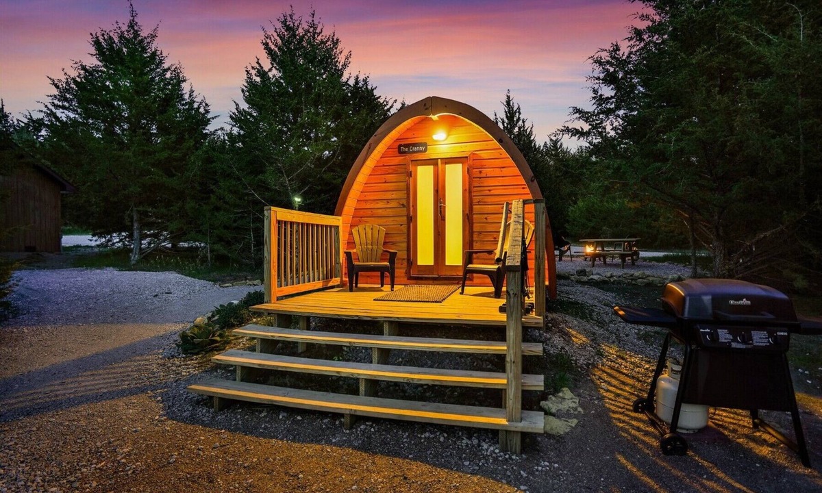 Ashland Cabin | Cute European Bungalow Cabin w/Hot Tub. 1 Double Bed