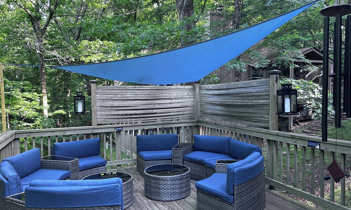 Tate Villa | Cutest place ever! Fun Airline decor will make you smile! Huge deck!