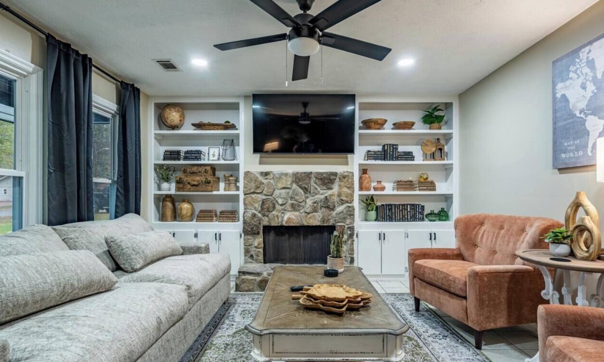 Woodstock House | Dawg House 4BR Stay - Fenced Yard & Fast WiFi!