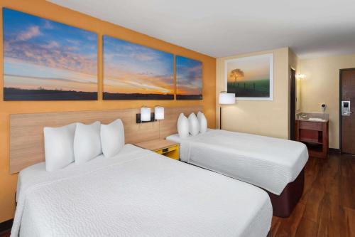 Cherry Valley Hotel | Days Inn by Wyndham Rockford I-90 Walking Distance to Casino