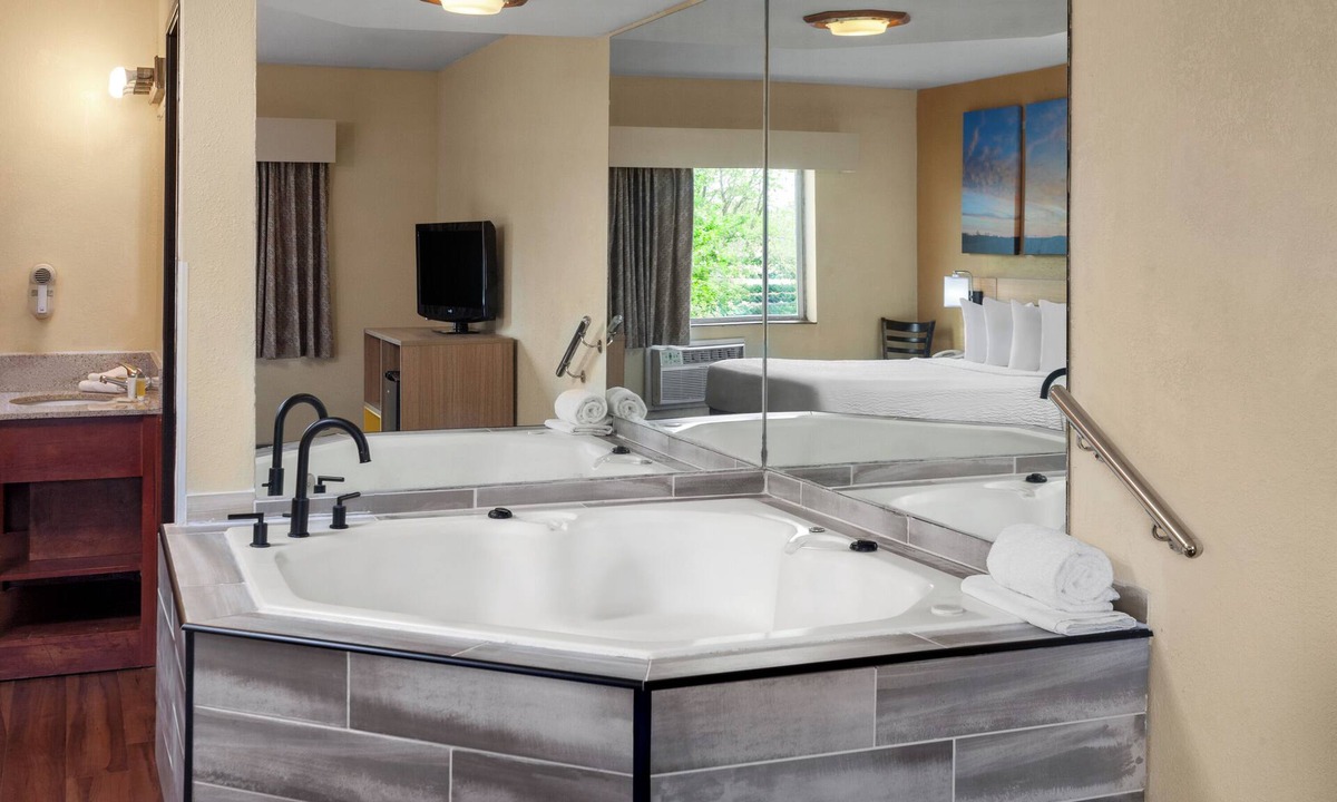 Cherry Valley Hotel | Days Inn by Wyndham Rockford I-90 Casino District