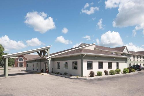 Watertown Hotel | Days Inn by Wyndham Watertown