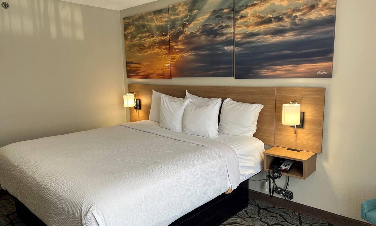 Clive Hotel | Days Inn by Wyndham West Des Moines/Clive