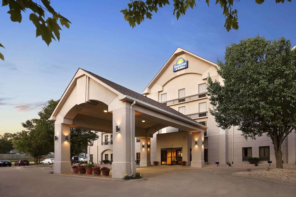 Cedar Rapids Hotel | Days Inn & Suites by Wyndham Cedar Rapids
