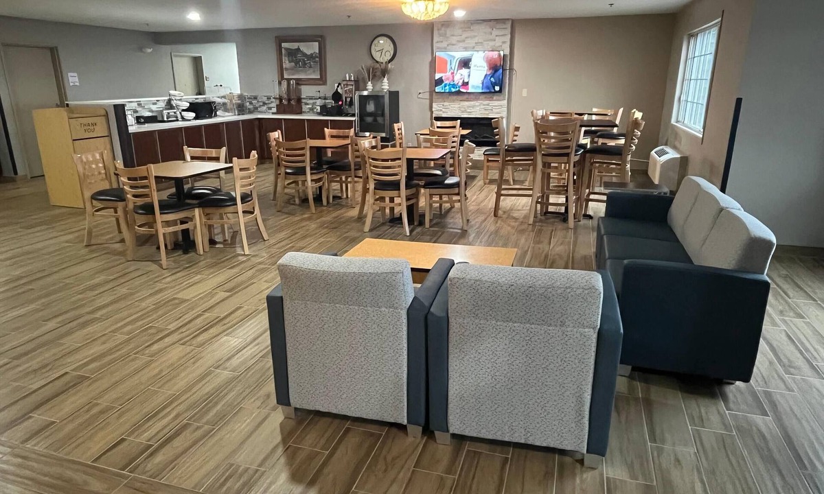 Williamsburg Hotel | Days Inn & Suites by Wyndham Williamsburg IA North