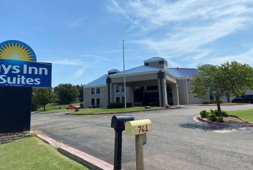 Tahlequah Hotel | Days Inn & Suites by Wyndham Tahlequah