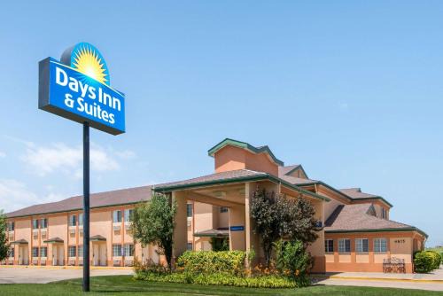 Wichita Hotel | Days Inn & Suites by Wyndham Wichita